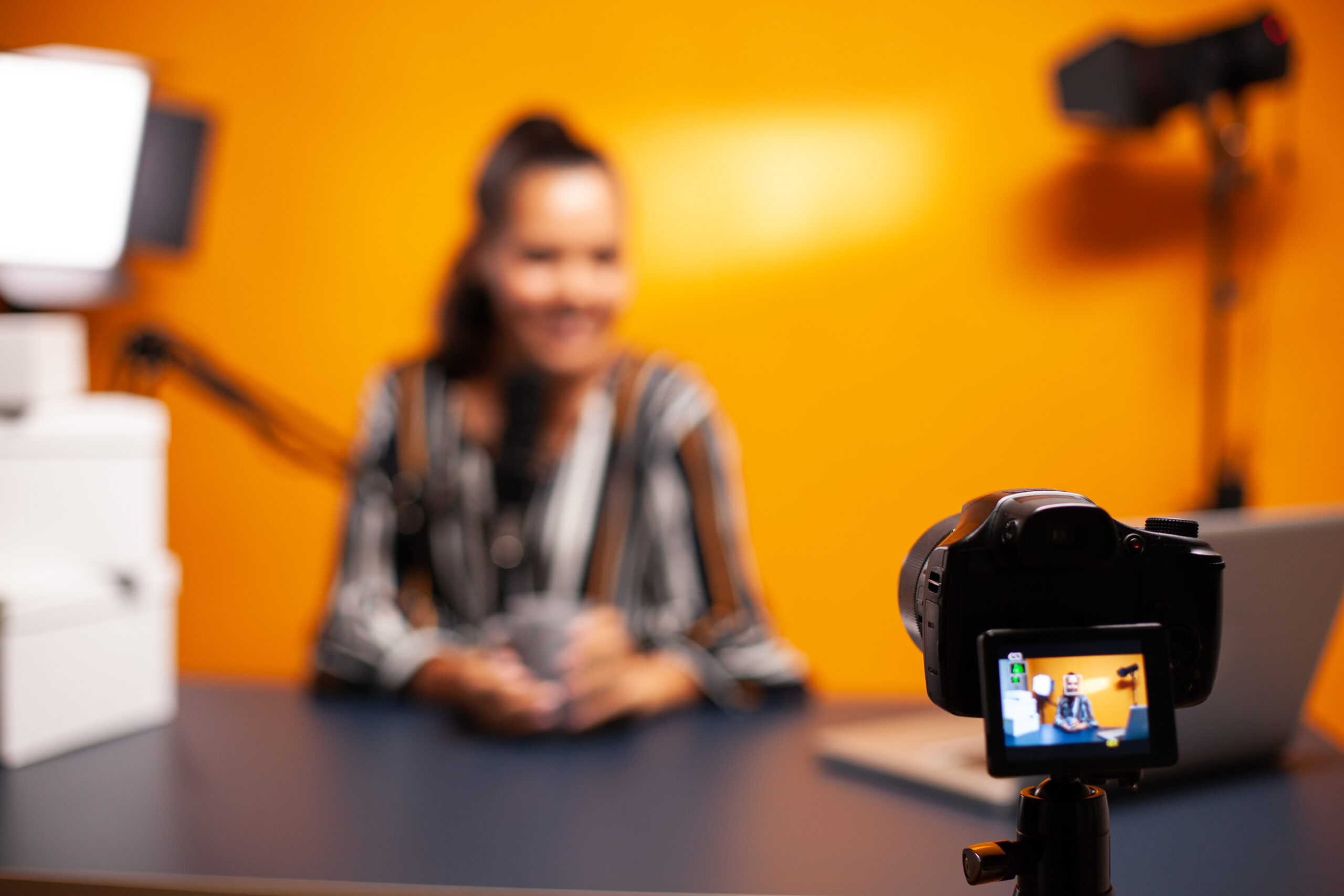 Mulher gravando vídeo em um estúdio