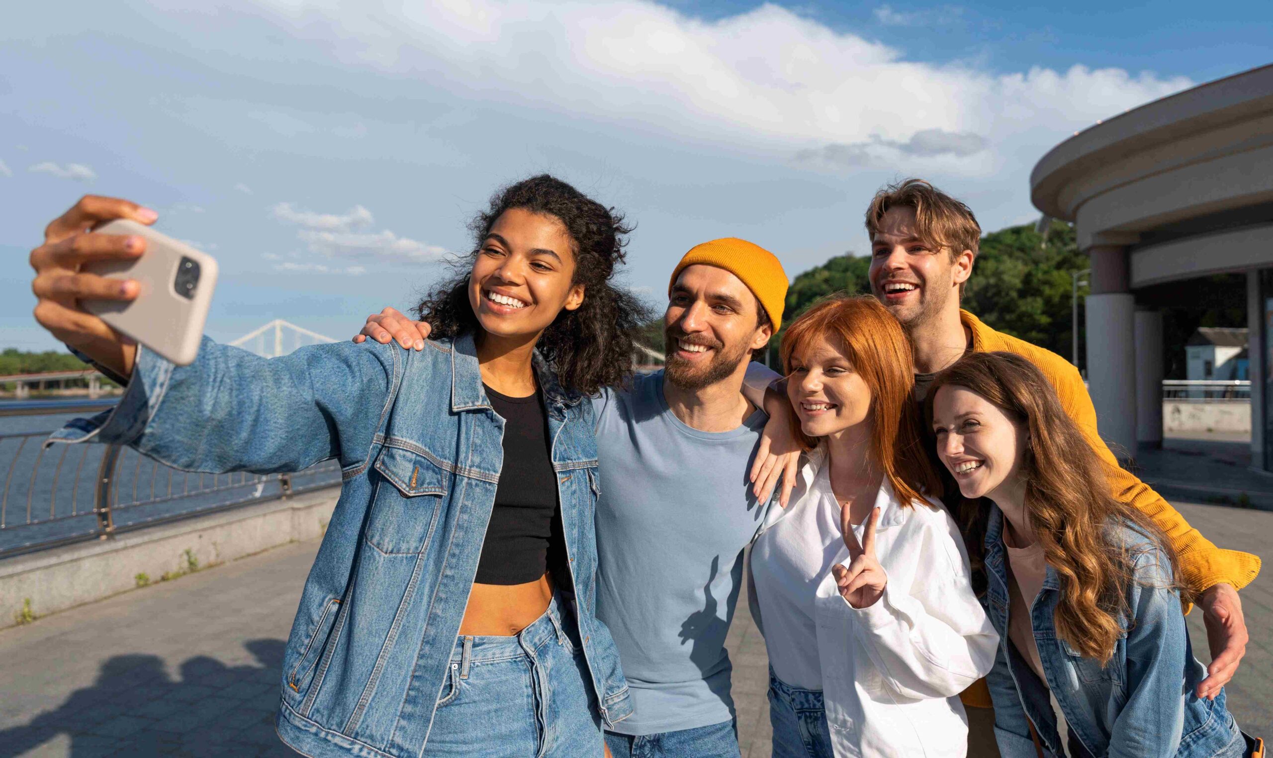 Grupo de jovens millennials tirando uma selfie em um lugar aberto