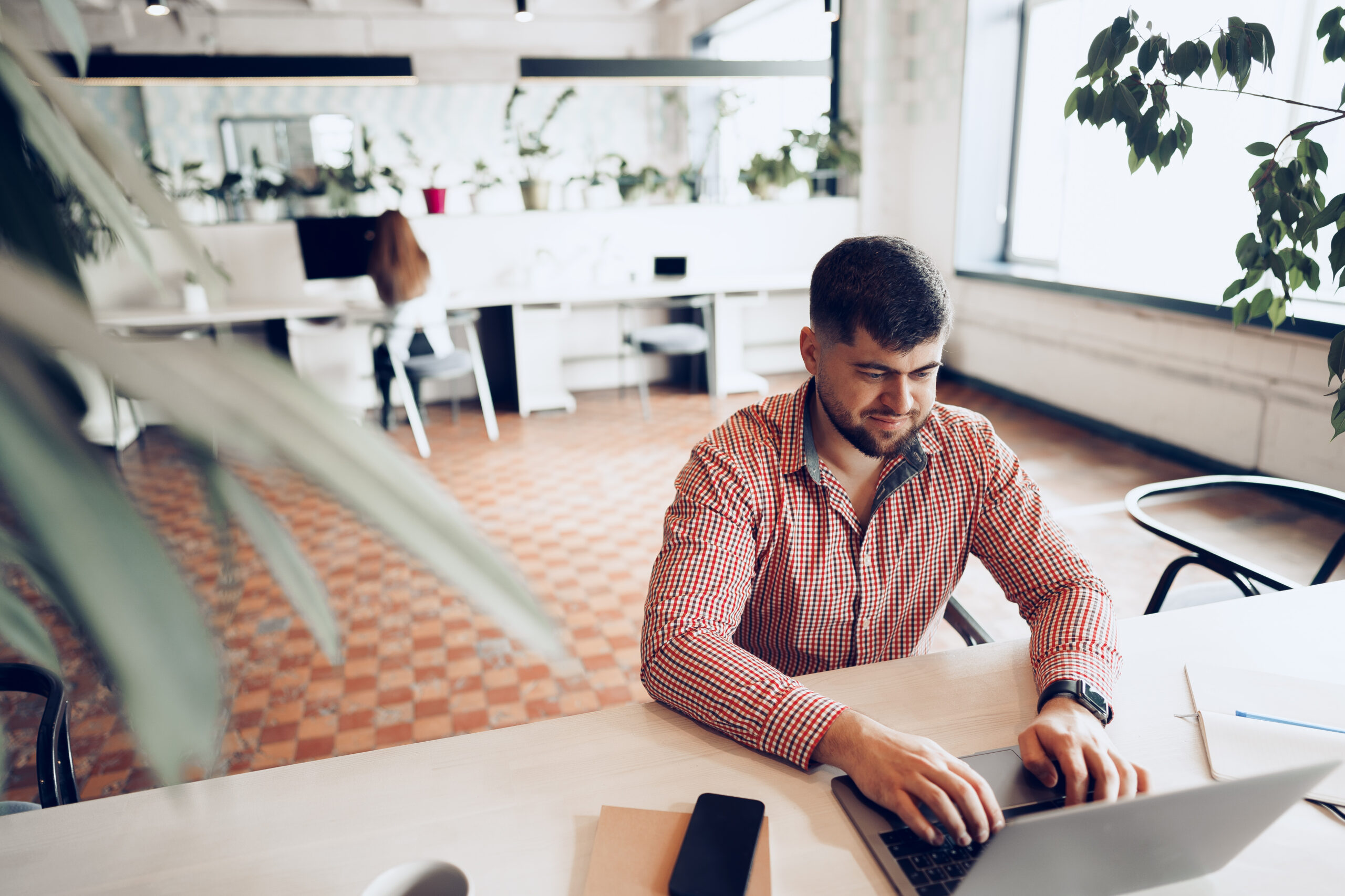 Homem empresário trabalhando em um notebook