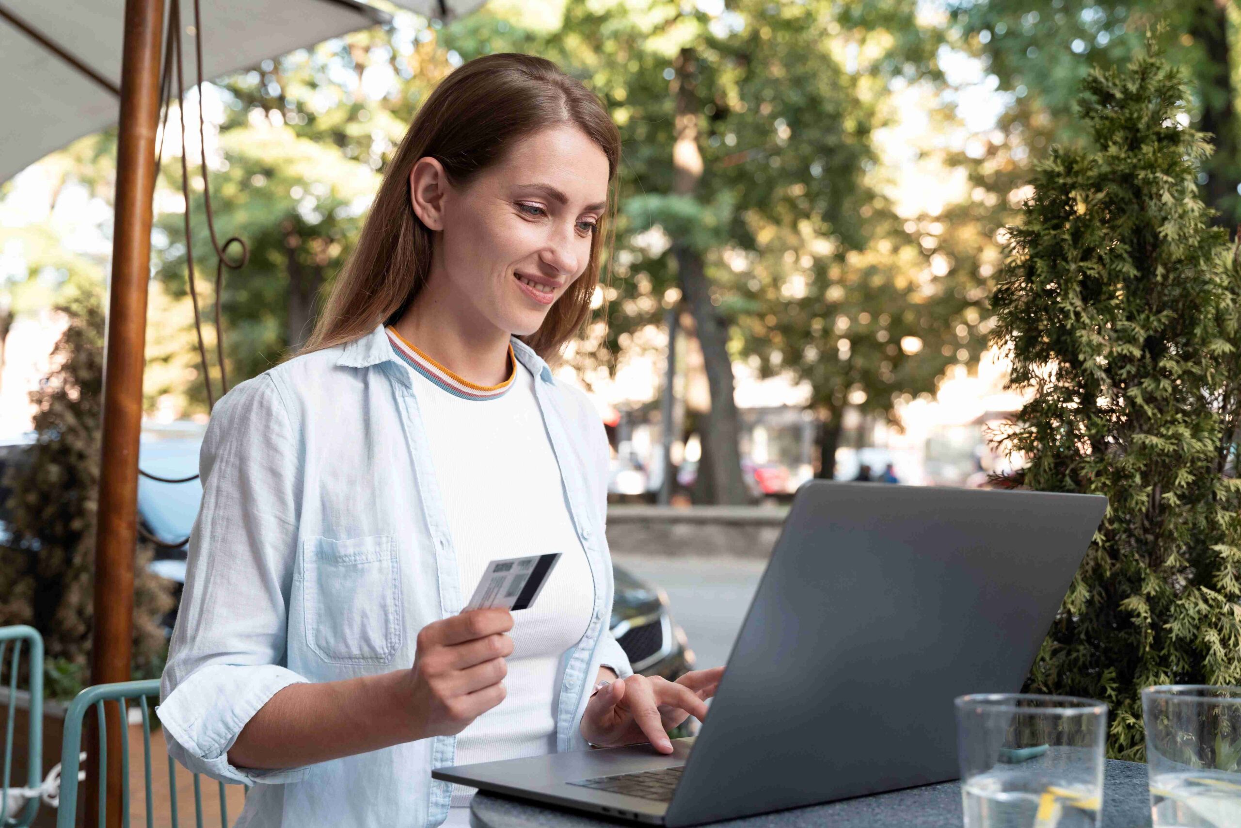 Mulher utilizando o notebook para realizar uma compra online