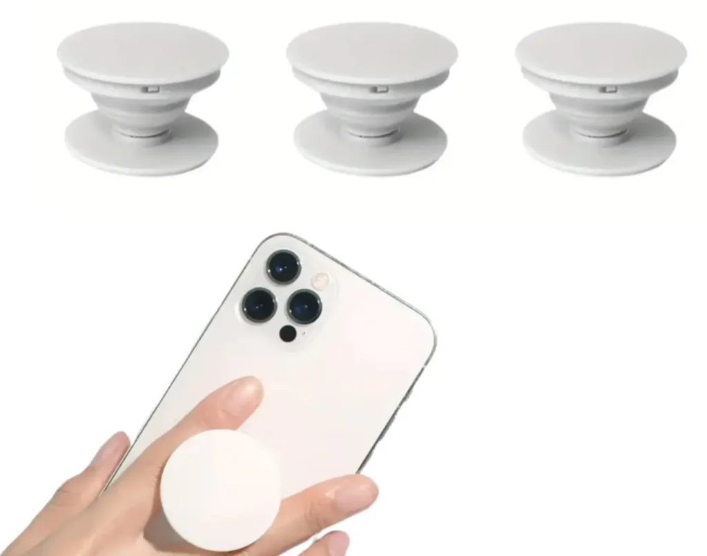 pessoa segurando iPhone com pop socket vendida em loja de celular